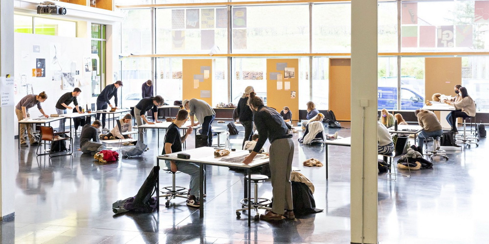 Studierende und Forschende arbeiten im Inno Space zusammen